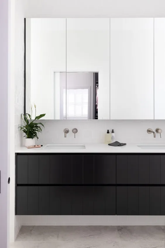 غرور مشکی مدرن همپتون در حمام کوچک سفید با کابینت های اصلاح آینه