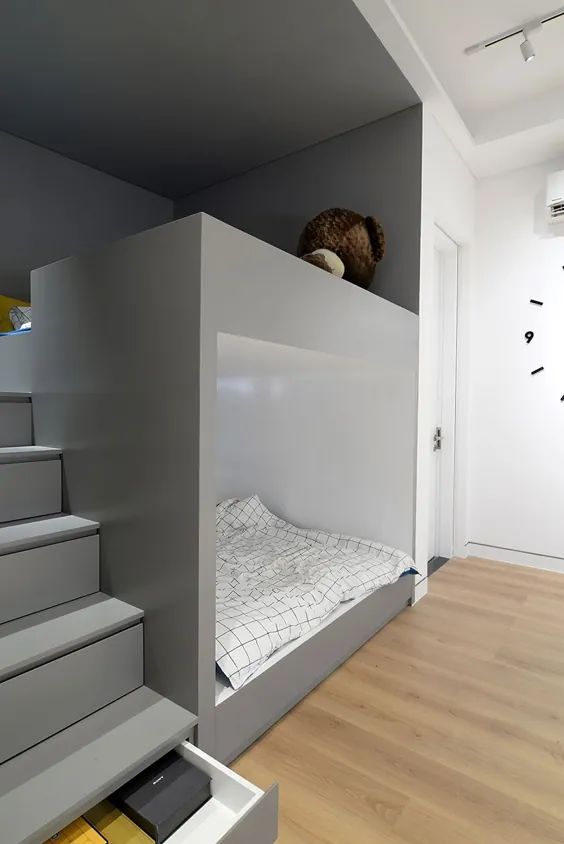 جزئیات طراحی - تخت های تختخواب سفارشی و روتختی ها فضای مناسبی برای یک فضای بازی در این اتاق خواب بچه ها ایجاد می کنند