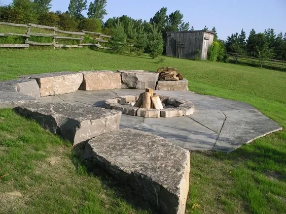 گودال آتش سوزی با سنگ آرمرتون و سنگ آهک سنگ مرمر جمبو ساخته شده است.  توسط... - Diy Outdoor