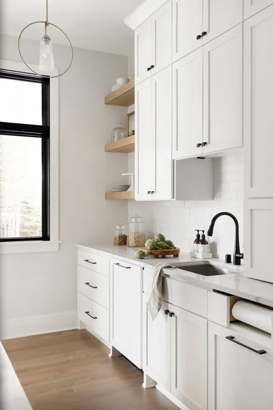 آشپزخانه ای باشکوه و پر از کابینت سفید پررنگ