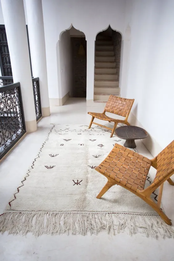 فرش بربر سفید مراکشی "Symbol" با نمادهای قبیله ای قهوه ای - 8'7 "x 5'2"