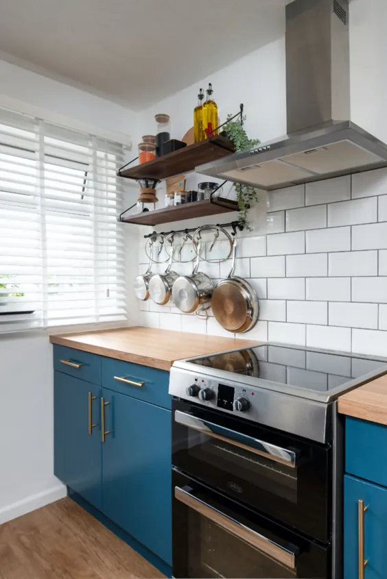 نوسازی آشپزخانه قبل و بعد.  کمد آشپزخانه مدرن و آبی رنگ با دسته های برنجی