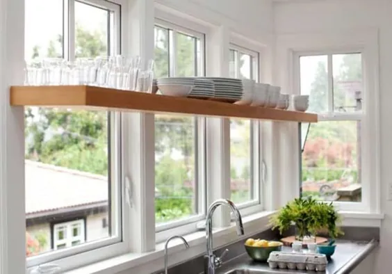 قفسه باز در جلوی پنجره آشپزخانه: یک راه حل منحصر به فرد و آفتابی
