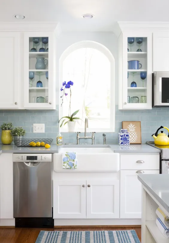 آشپزخانه کوچک ساده سفید - کابینت های کریستال
