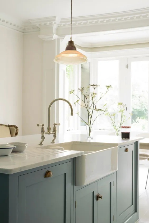 آشپزخانه کانتری انگلیسی با کابینت های آبی زیبا و سخت افزار برنجی