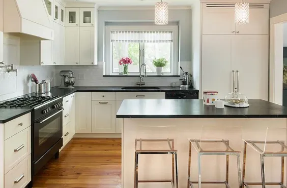 کابینت های آشپزخانه کرم با میزهای آشپزخانه Soapstone - انتقالی - آشپزخانه - کرم بنیامین مور ویندهام