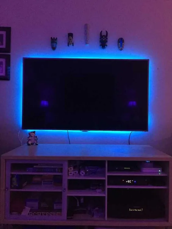 نوارهای روشن رنگ نصب شده به پشت تلویزیون