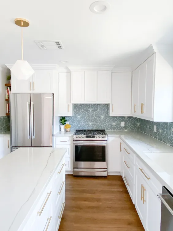 آشپزخانه ای روشن و مدرن با کابینت های سفید