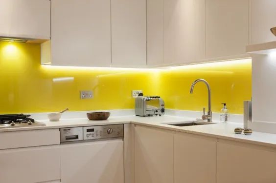 آشپزخانه سفید با زردهای زرد / زیرزمین کنزینگتون