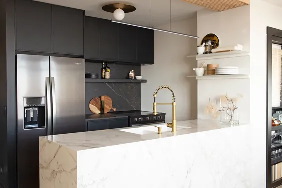 این نوسازی آشپزخانه روش صحیحی برای انجام سیاه و سفید در یک فضای کوچک است