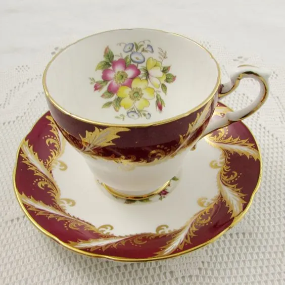 فنجان چای قرمز و طلای پاراگون و نعلبکی با گلهای پرنعمت |  اتسی