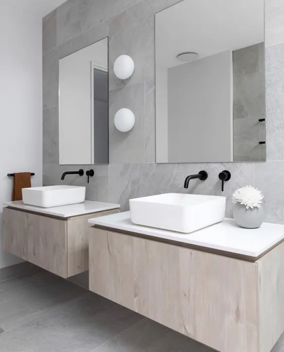 طراحی حمام |  Scandi ensuite با حوضچه های مربع شکل ، کاشی های خاکستری ، غرورهای بلوط و چراغ های دیواری