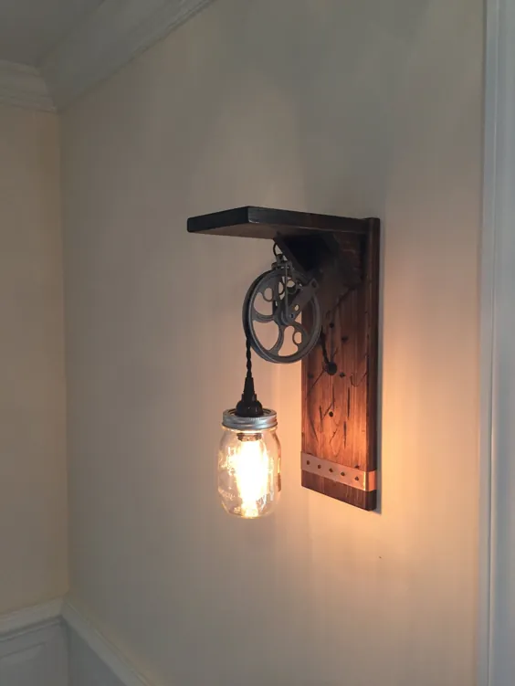 چراغ دیواری Rustic Steampunk با چوب انبار ، شیشه سنگ تراشی ، قرقره و لامپ ادیسون و یک قفسه.  روشنایی خنک  سبک مزرعه دار یا استیم پانک