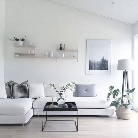 آپارتمان مینیمالیستی: فضای داخلی مینیمالیستی روشن آپارتمان با سلطه سفید و خاکستری