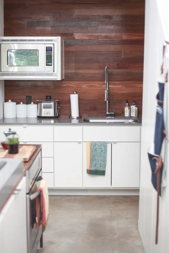 Wood Plank Backsplash ستاره این آشپزخانه آستین است