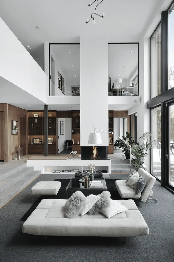 Paredes de madera oscura y techos altísimos en una gran casa a las afueras de Estocolmo |  خوشمزه ها