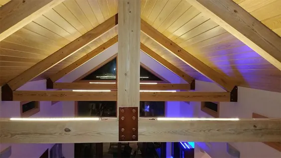 نوارهای LED Ultra Warm White سقف های طاقدار این خانه سفارشی را روشن می کند