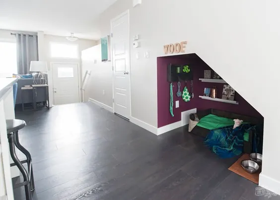 DIY زیر پله گوشه سگ با تخت و سازمان دهنده سگ دست ساز |  مامان DIY