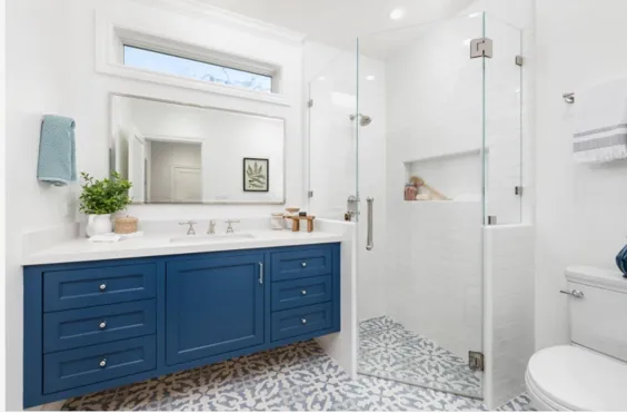 حمام با کابینت آبی و راه رفتن زیر دوش - روند تزئینات منزل - Homedit