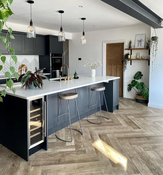 House Beautiful UK در اینستاگرام: ”آشپزخانه مدرن و زرق و برق دار ازfirststepontheladder!  .  .  .  .  #regram #repost #designmyspace #modernkitchen #navykitchens # kitchenisland... "