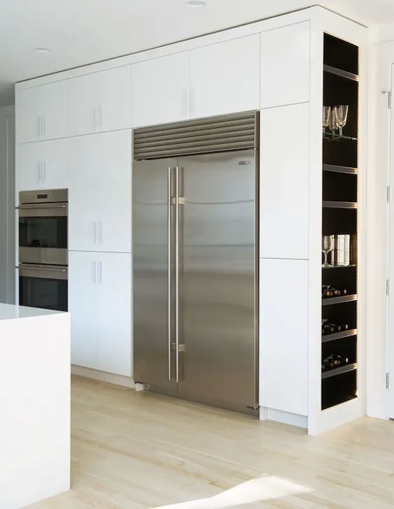 آشپزخانه با قفسه های ساخته شده در نوشیدنی - مدرن - آشپزخانه