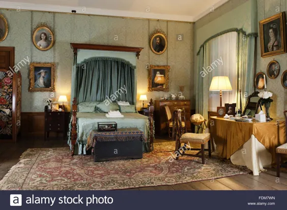 عکس - اتاق خواب ملیله در دادگاه Coughton ، Warwickshire.  تخت نیمه تستر ویکتوریایی است