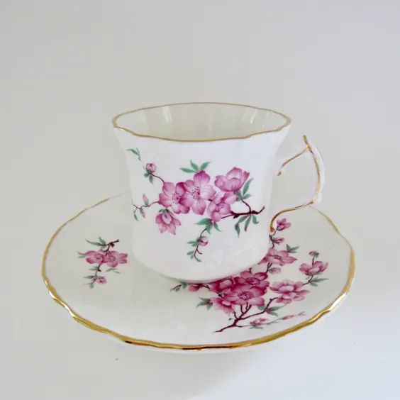 فنجان چای همرزلی و بشقاب با گروه شکوفه شکوفه ها |  اتسی