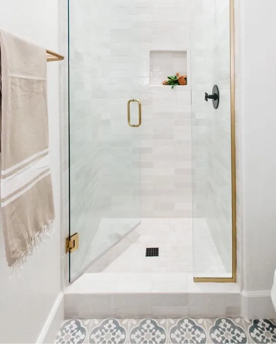 کاشی و سنگ Bedrosians در اینستاگرام: "زاویه دیگری از این حمام سفید روشن که توسطlexigra Mercedesign طراحی شده است! ✨ با Cloe 2.5x8" روی دیوارهای دوش ، Chateau 2 "x2" Mosaic... "