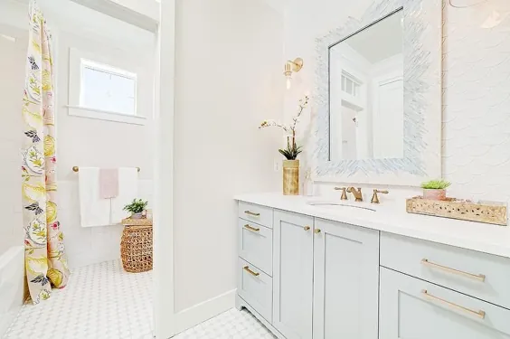 غرور حمام شیکر خاکستری روشن با آینه ضد آفتاب با کاشی سفید و آبی - انتقالی - حمام