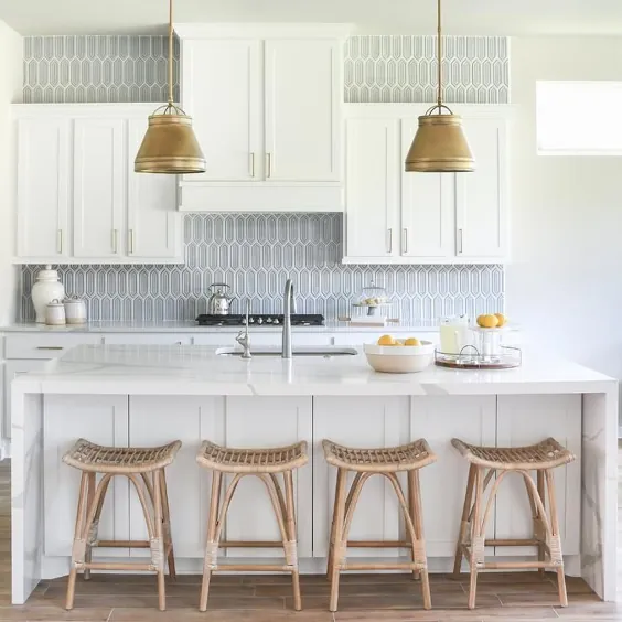 آشپزخانه سفید با کاشی های شیشه عقب شیشه ای آبی - انتقالی - آشپزخانه