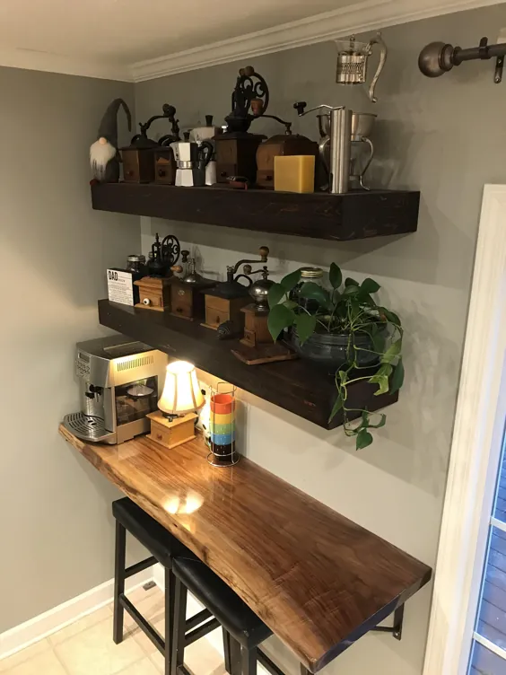 قهوه خانه و قفسه های شناور که برای آشپزخانه خود درست کردم.  نوار رویی گردو سیاه است و قفسه ها تخته های حصار سدری رنگ آمیزی شده است.