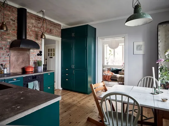 یک آشپزخانه سبز با آجر آشکار در یک آپارتمان Scandi - THE NORDROOM