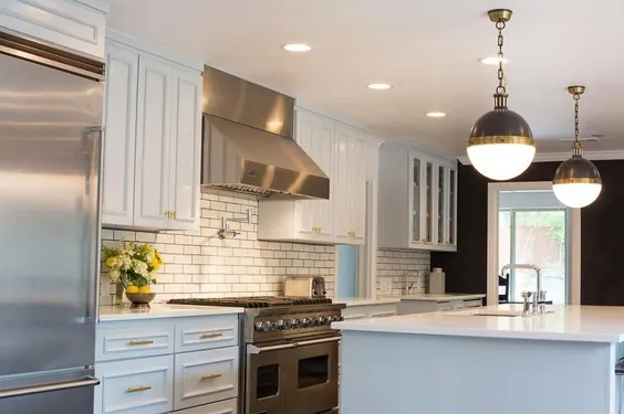 آشپزخانه با کاشی های سفید مترو و دوغاب تیره - انتقالی - آشپزخانه - صفحه خاکستری شروین ویلیامز
