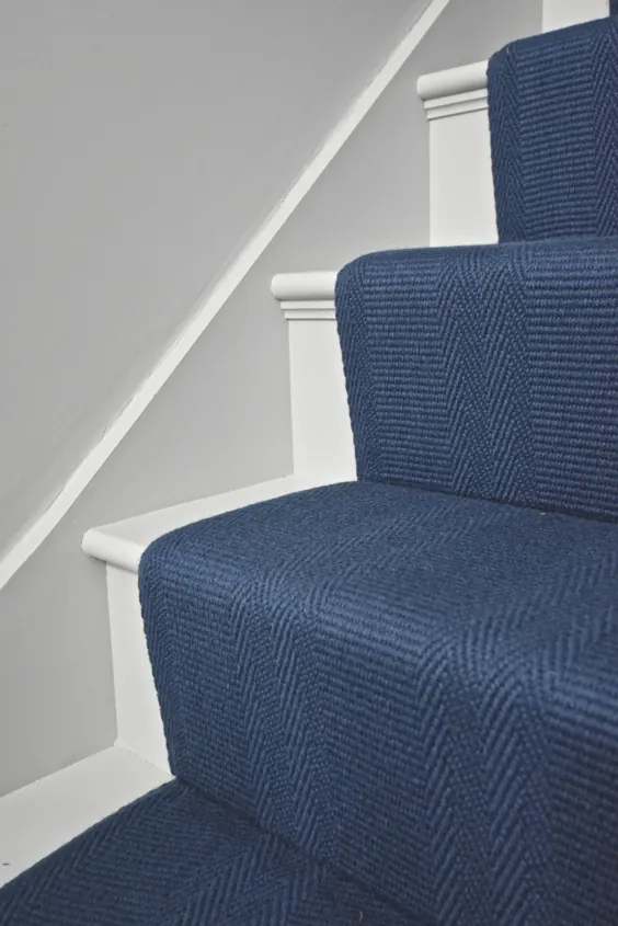 5-084 دونده پله های تخت Off The Loom - Morden - دوندگان پله های تخت موج تخت Navy Blue دو برابر شده و در دولویچ لندن نصب شده اند.  https://offtheloom.co.uk/product/morden-navy-blue-blue-stair-runners-london/
