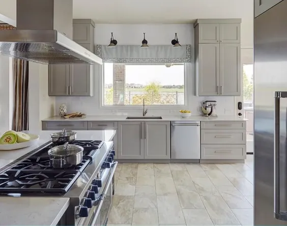 کابینت های خاکستری شیکر با شیرآلات نیکل ساتن - سنتی - آشپزخانه