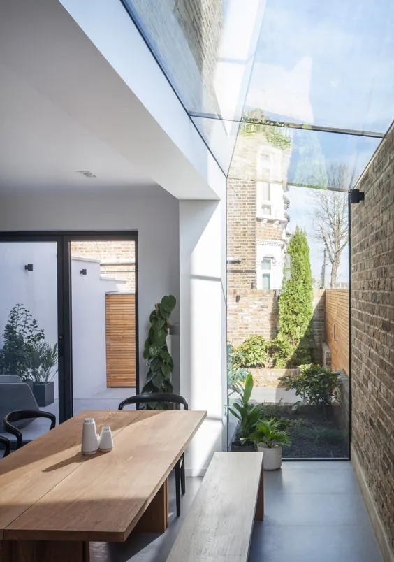 معماران Mulroy خانه ای با نورگیرهای زاویه دار و گذرگاه شیشه ای گسترش داده اند
