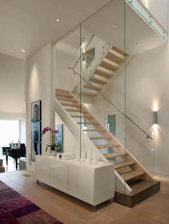 مدرن-طراحی-داخلی-دارای-پلکان-شیشه ای - روند تزئینات منزل - Homedit