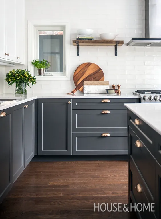 این آشپزخانه دو رنگ کاملاً سازمان یافته است!