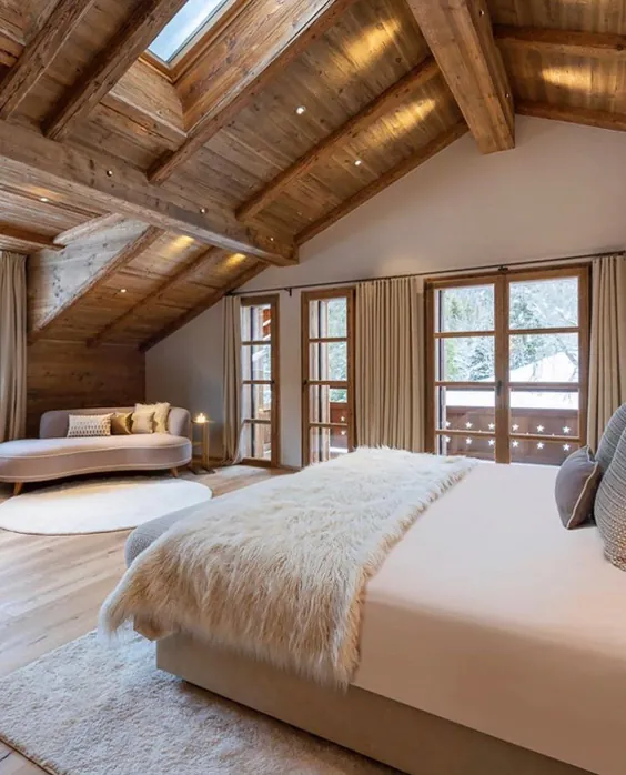 پست اینستاگرام LUXURY CHALET iNTERIOR: "؟ یک اتاق خواب کلبه ای رویایی.  سقف چوبی عظیم با پنجره های سقف قطع می شود تا نور اضافی را وارد کند. آیا شما یک شب را اینجا می گذرانید؟ "