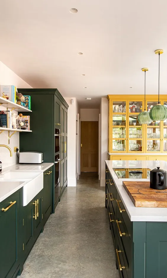 به این آشپزخانه سفارشی سبز و زرد برای یک خانواده در پکام مراجعه کنید
