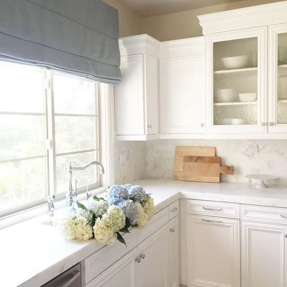 آشپزخانه Reno: یک آشپزخانه توسکانی را به یک آشپزخانه سفید روشن تبدیل کنید