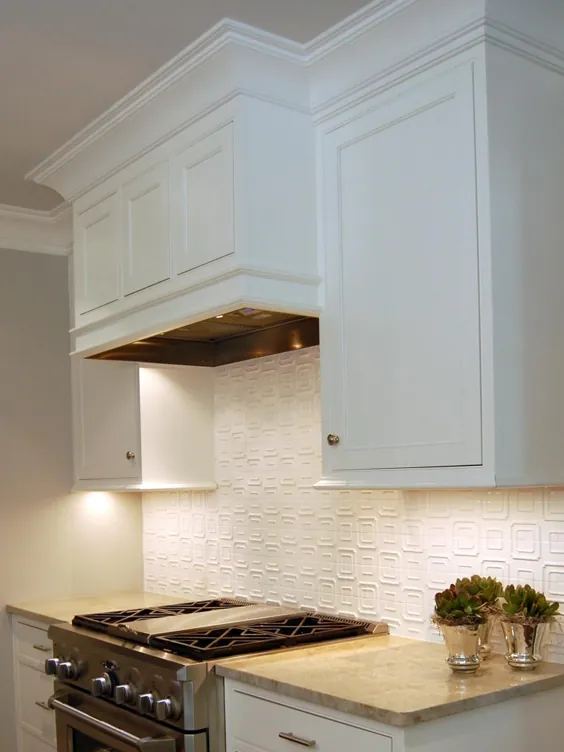 آشپزخانه سفید انتقالی با هود محدوده پنهان