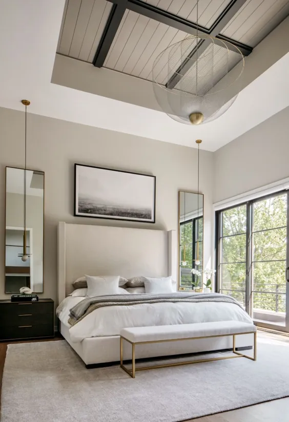 دکوراسیون اتاق خواب خیره کننده به سبک کالیفرنیا همراه با تخت و آینه پناهگاه سخت افزار مرمت