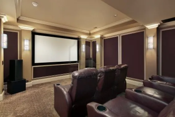 اتاق تئاتر در یک خانه مجلل با صندلی های اتاق نشیمن