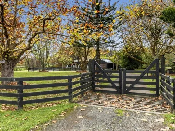 خانه کشاورزی با حصار و دروازه ورودی