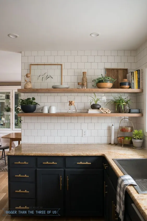 نوسازی آشپزخانه با کابینت های تیره و قفسه های باز