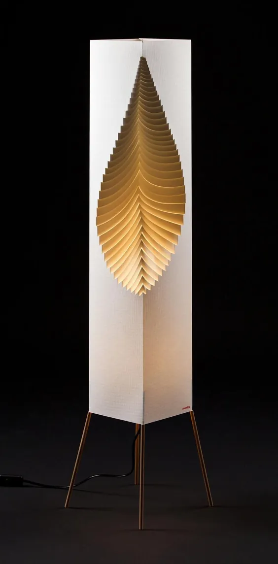 Leaf Organic by Moodoo Design دستمال لامپ کاغذی دست ساز ، ساخته شده از کاغذ رزین ارگانیک که روی یک پایه چوبی ایستاده است