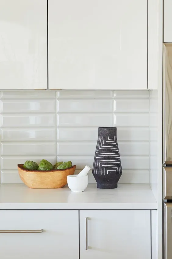 بازسازی آشپزخانه مدرن سفید و خاکستری • طراح داخلی Des Moines Jillian Lare