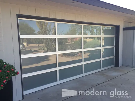 درهای گاراژ شیشه ای مدرن مسکونی و دیوارهای شیشه ای کشویی برای خانه های سفارشی در Scottsdale، AZ