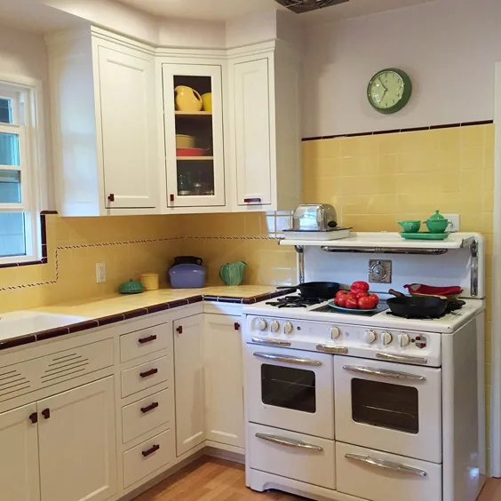 بازسازی آشپزخانه کارولین زرق و برق دار دهه 1940 با کاشی زرد با تزئینات مارون -